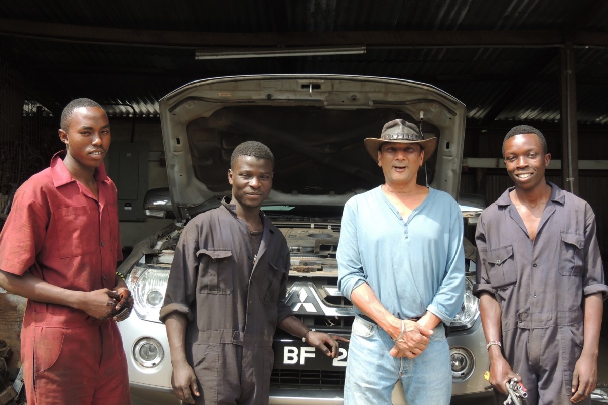 Car mechanic students profit from real world experience